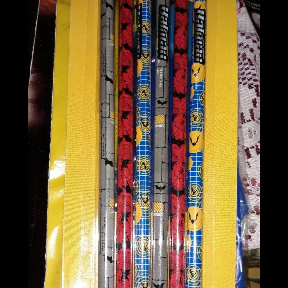 2 pks =BATMAN BEGINS PENCILS & PENS SET ANIMATIONS DC COMICS & WARNER BROS 11pc